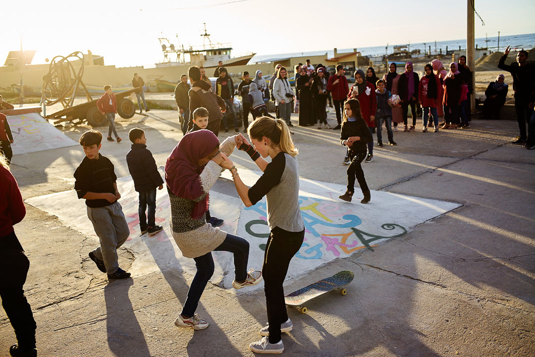 Marta pruni skate lesson a Gaza - ph. Andrè Lucat