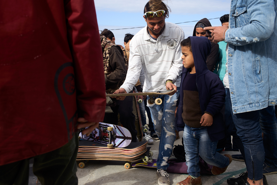 I local gazawi si dividono il materiale da skate raccolto da Gaza Freestyle Festival – ph. Andrè Lucat-GazaFreestyle