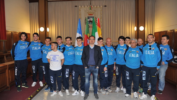 images/La_nazionale_italiana_con_il_Sindaco_di_Follonica_Andrea_Benini_che_ha_ricevuto_gli_azzurri_in_Municipio.jpg
