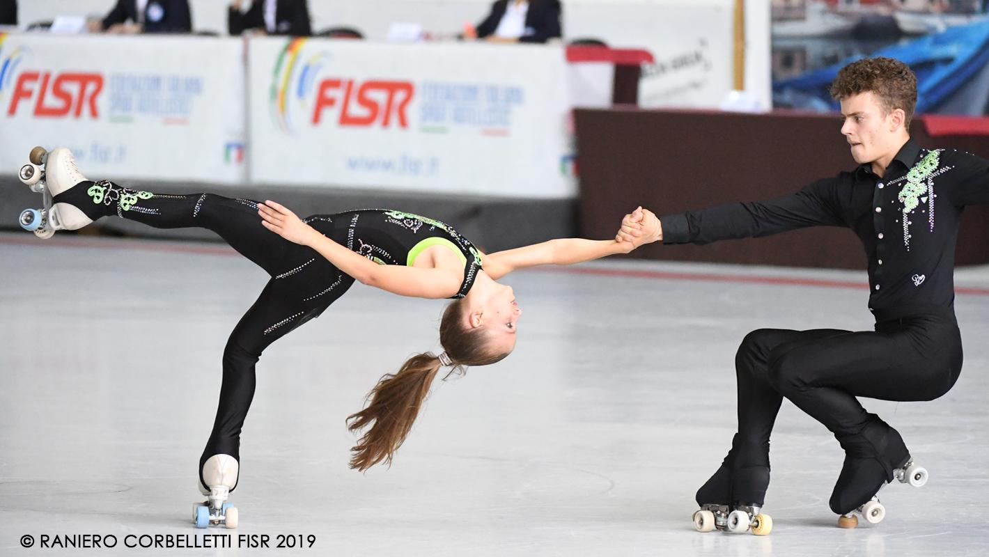 La Prima Giornata Del Campionato Italiano Divisione Nazionale Assegna Le Medaglie Alle Coppie Artistico A B Federazione Italiana Sport Rotellistici